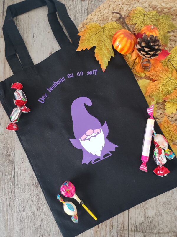 Tote bag d'halloween noir avec décor de gnome vampire en tenue violette