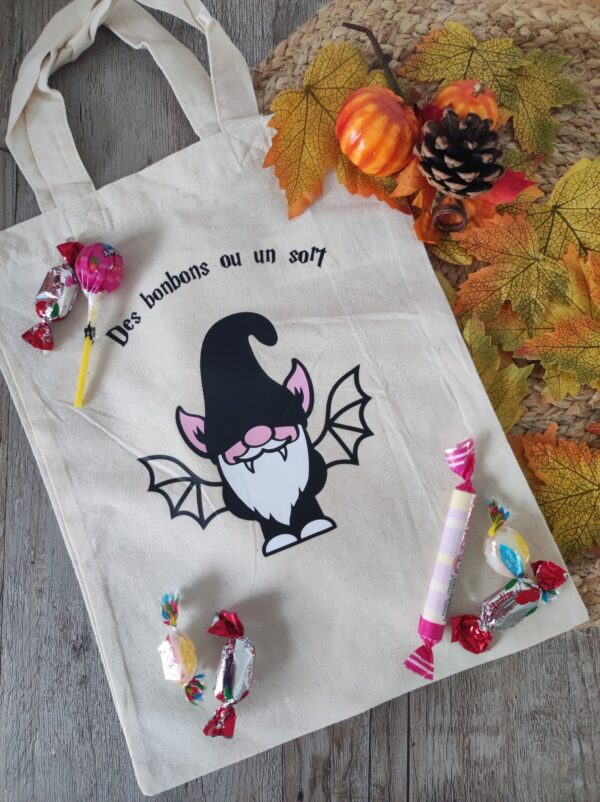 Petit tote bag d'halloween coloris écru, décor de gnome vampire ailé