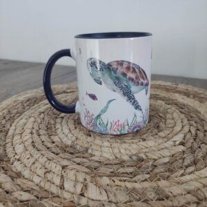 Mug blanc intérieur et anse bleu marine, décor tortue marine